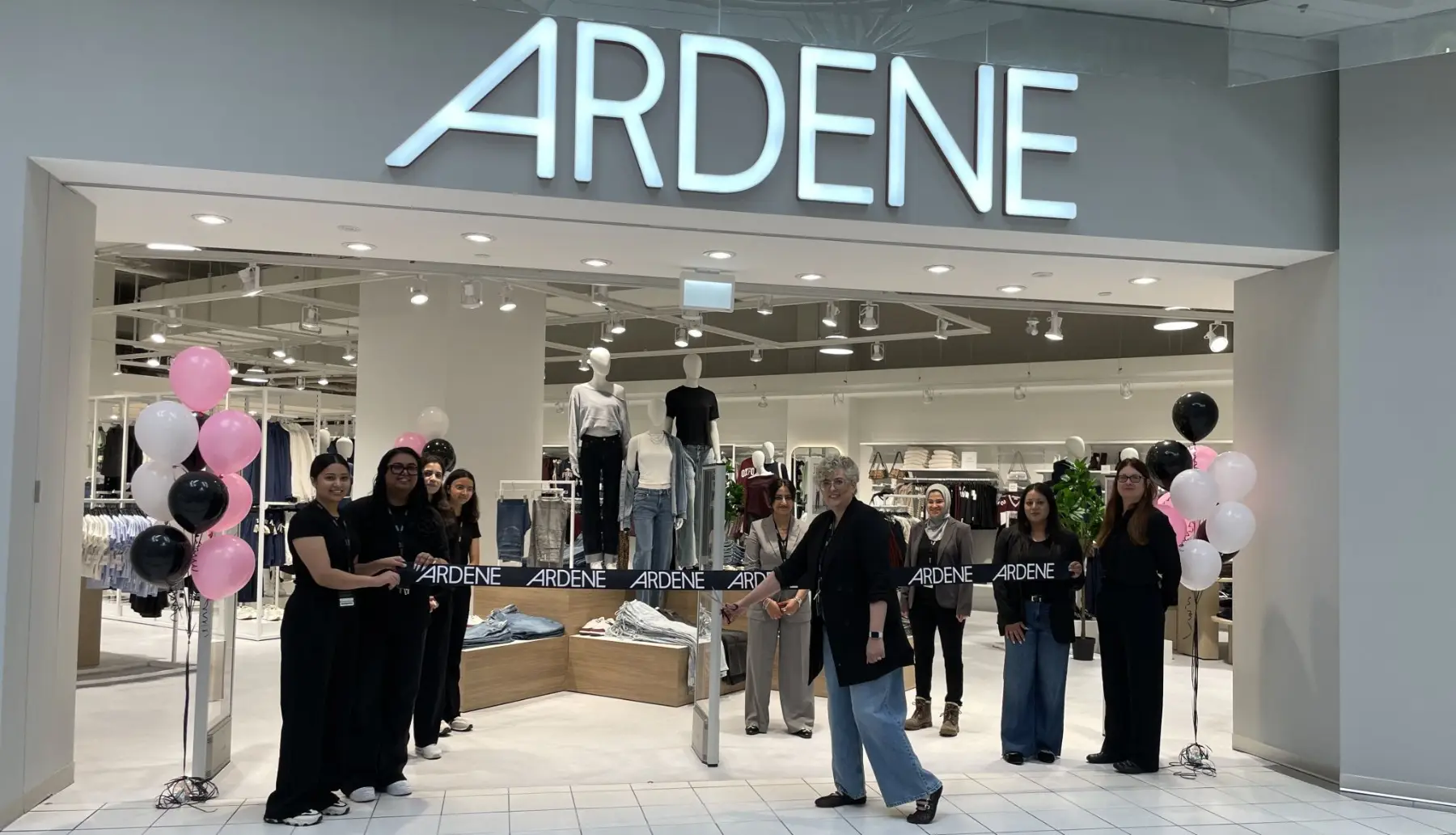 Grande ouverture de notre tout nouveau magasin phare  / Grand opening of our newest Flagship store