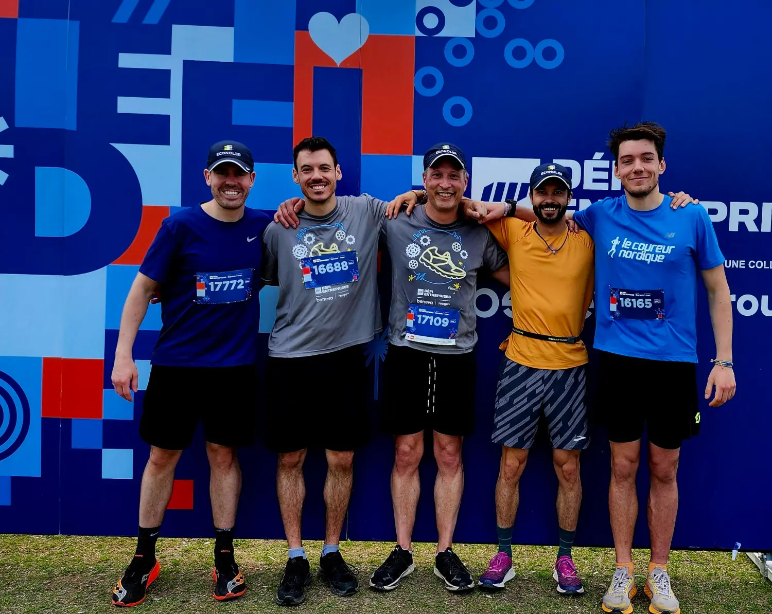 Quelques membres dequipe de notre bureau de Quebec à la ligne darrivee du Defi Entreprises en juin 2025.