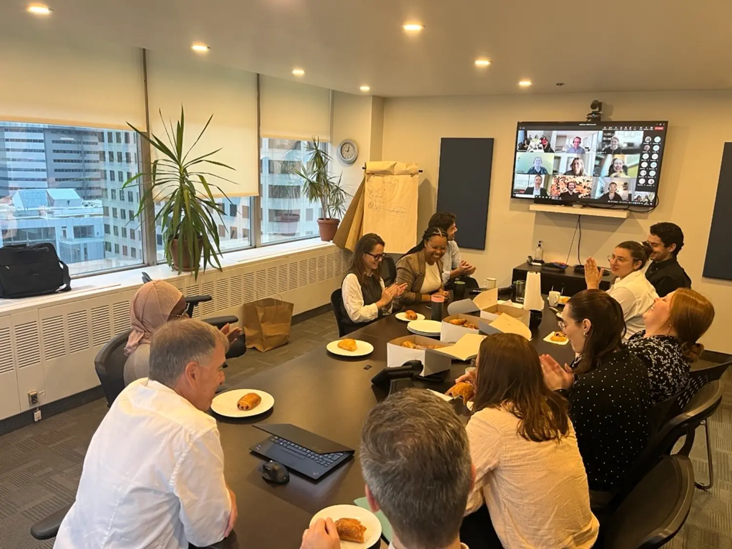 Quelques membres de notre equipe à Montreal pour une rencontre virtuelle bihebdomadaire avec toute lentreprise.