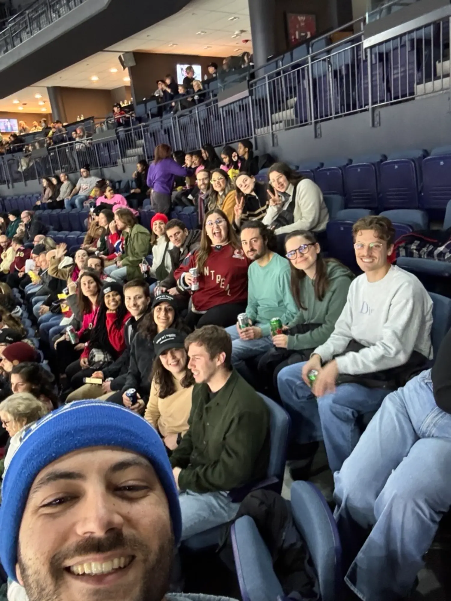 Quelques membres de notre equipe de Montreal à un match de hockey de la Victoire en mars 2025.