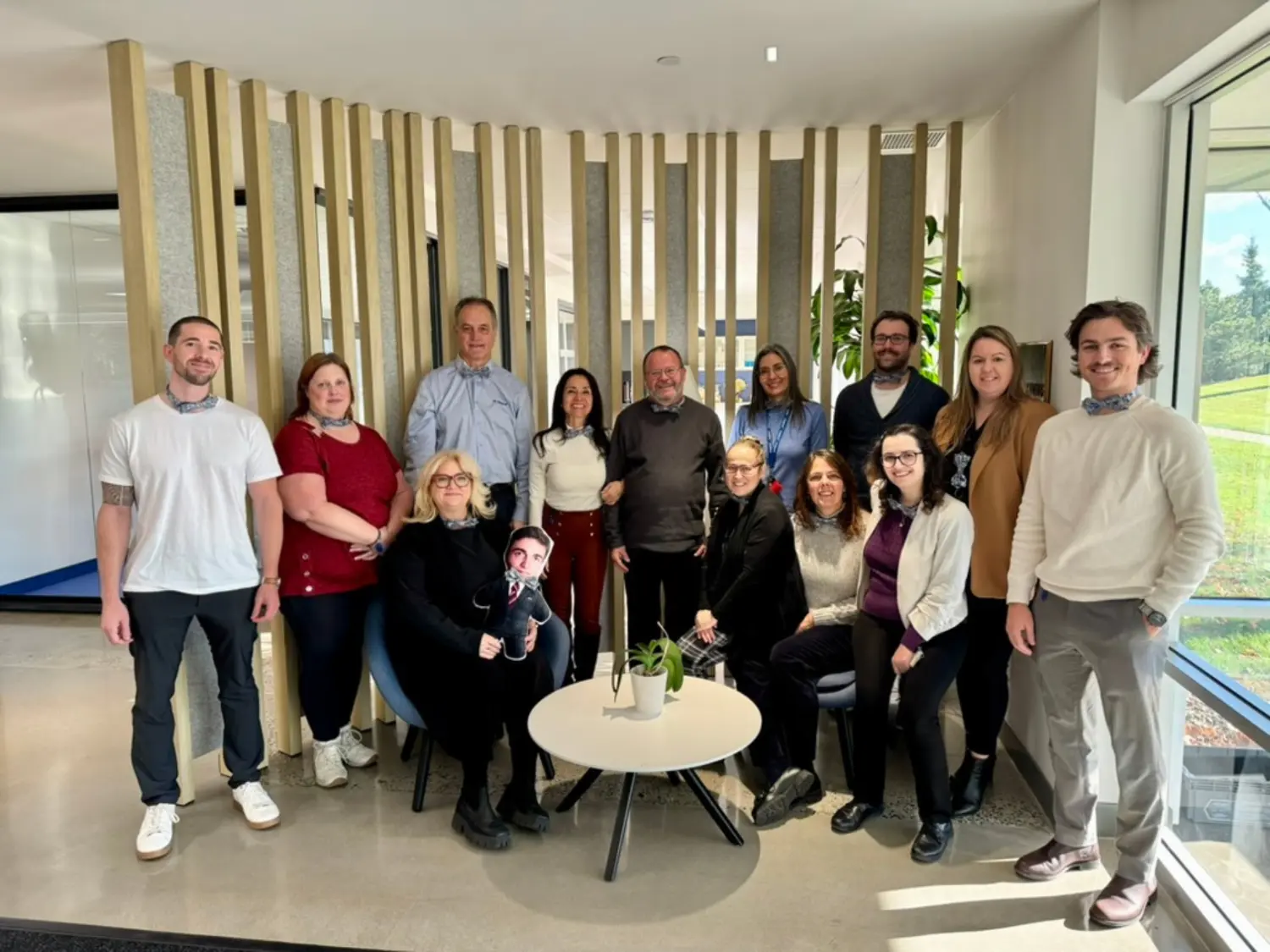 Une partie de notre équipe portant le noeud papillon pour Noeudvembre (Cancer de la prostate).