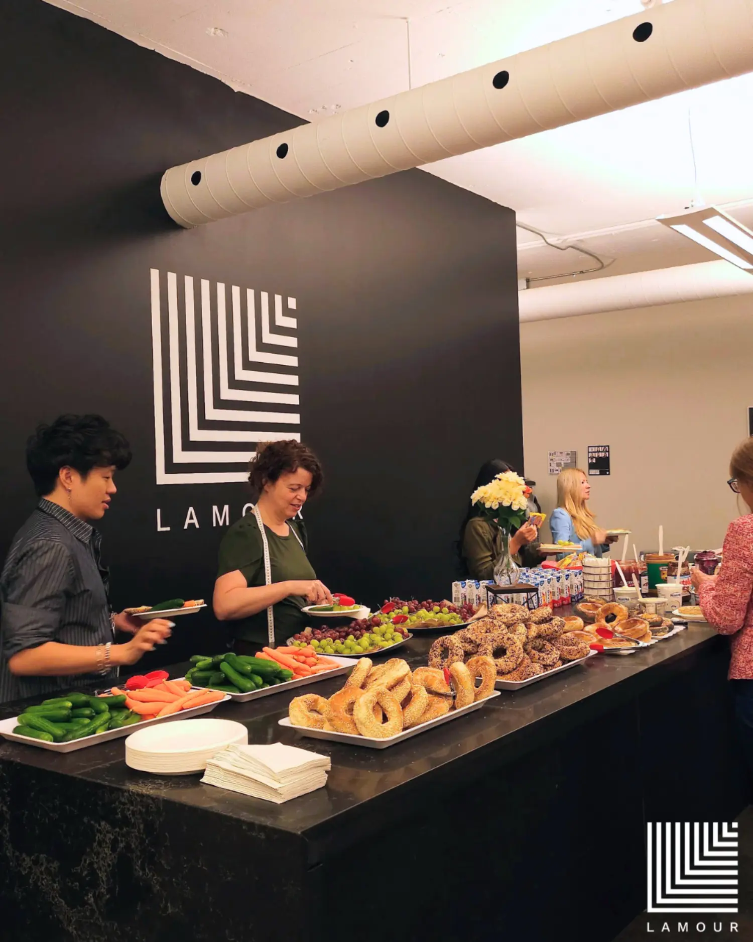 Chaque vendredi commence par un petit-déjeuner partagé. Every Friday starts with breakfast together