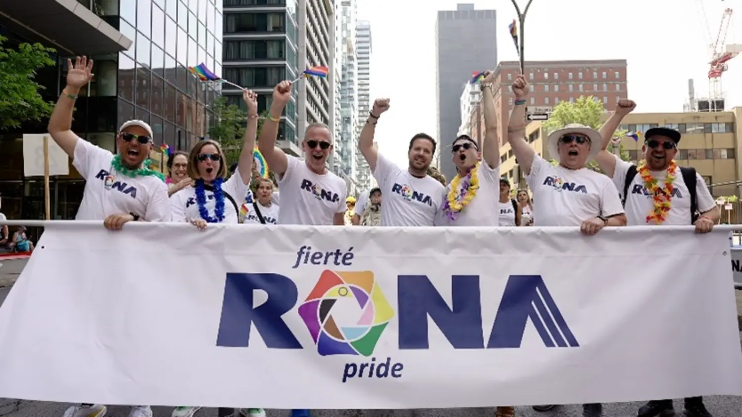 L’équipe RONA lors du Défilé Fierté Montréal en août 2025.