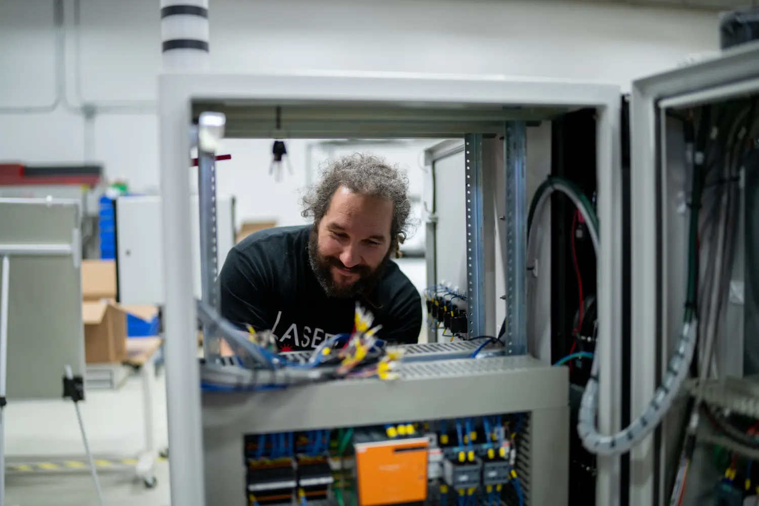 L'assemblage de nos cabinets électriques se fait directement dans notre espace de production