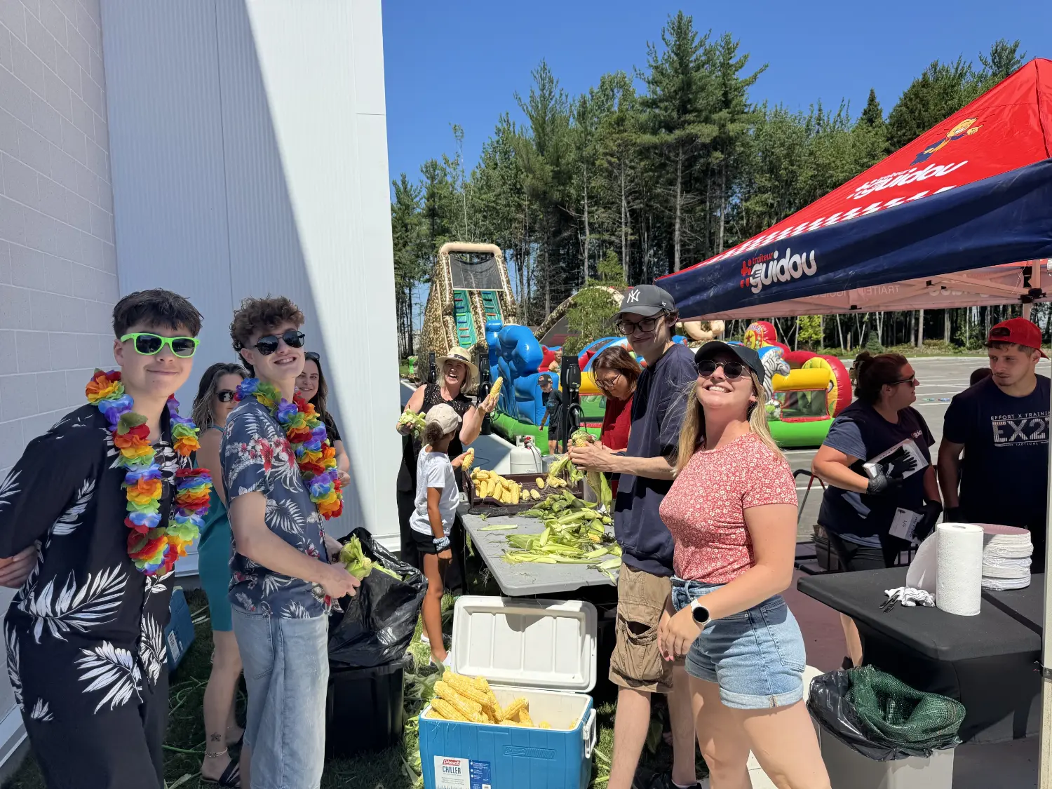 Party d’été – fête familiale annuelle : BBQ, jeux gonflables, activités extérieures, musique et maquillage pour enfants.