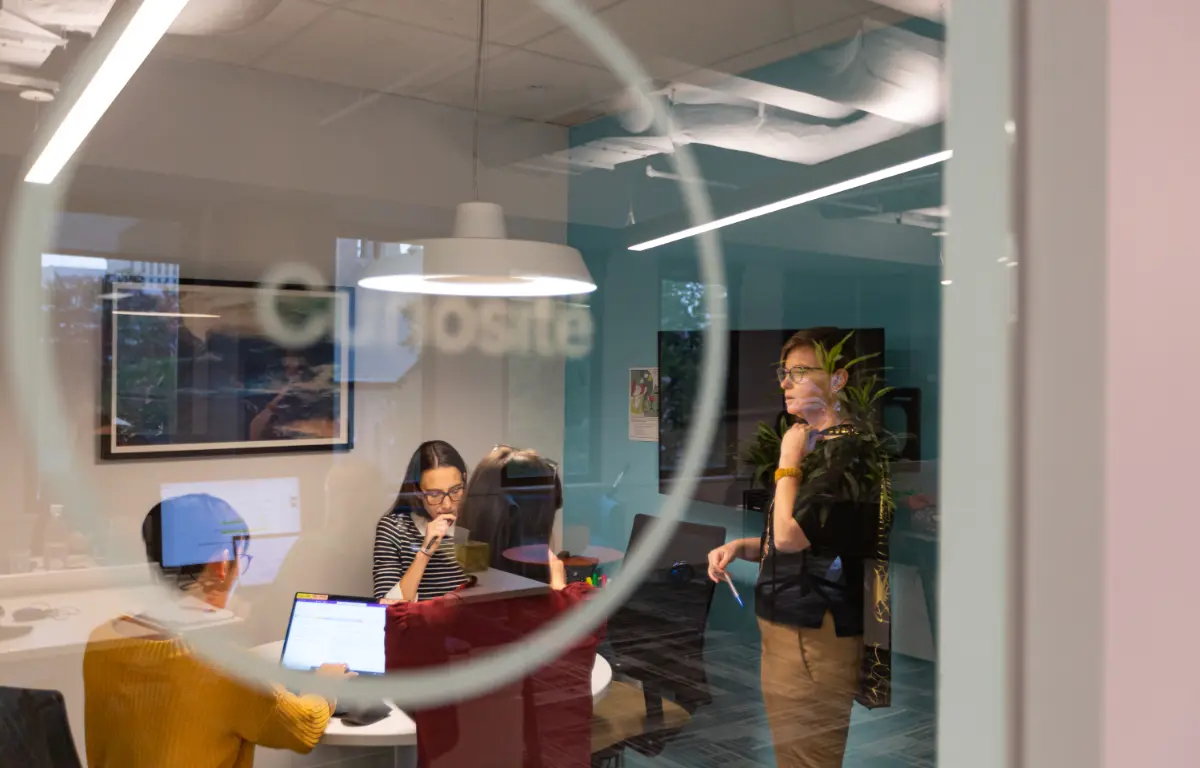 Une équipe mandat en pleine session de travail, illustrant la collaboration Brio au service des clients.