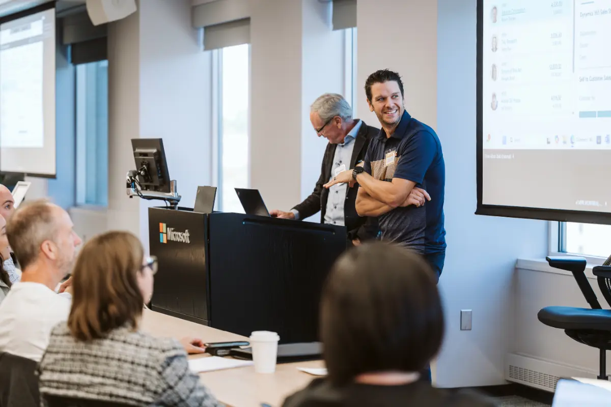 Martin et Trevor présentent à Elevation chez Microsoft Montréal devant nos clients engagés.