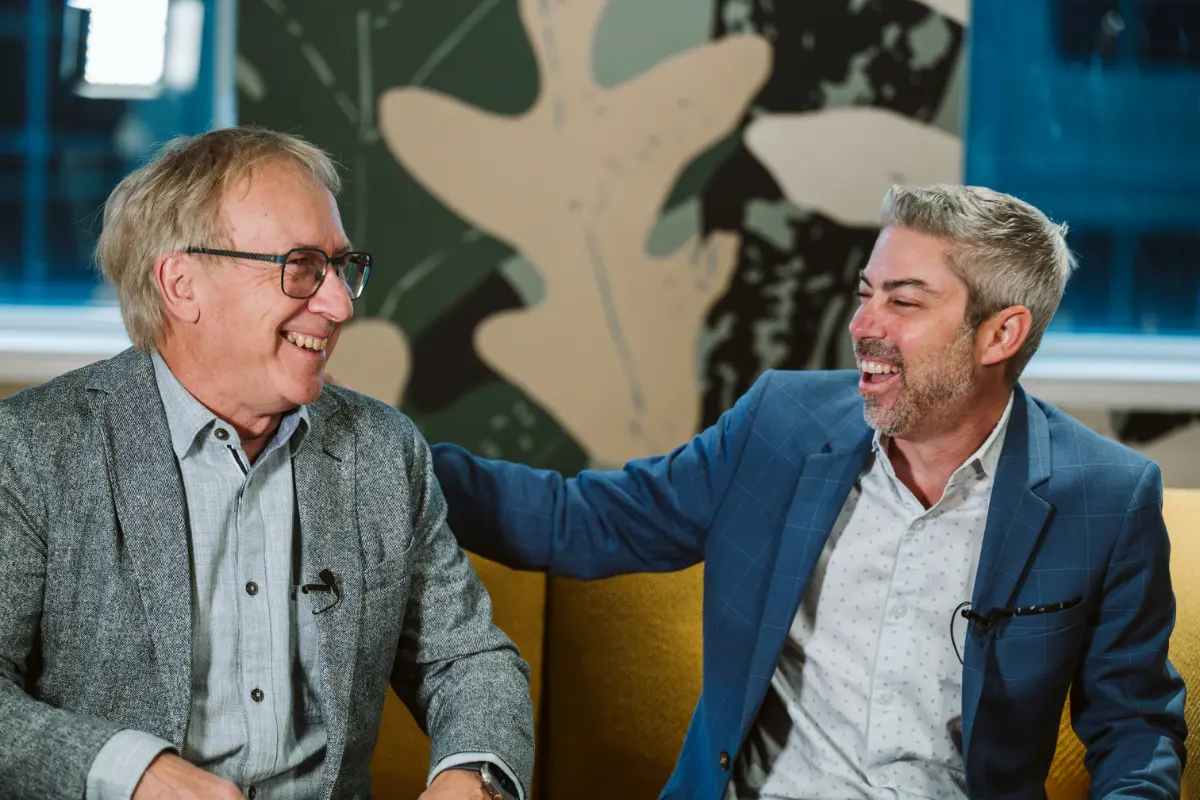 Claude Rose, fondateur de Gestisoft, et Pier Lemyre, CEO et repreneur, partagent un moment complice.