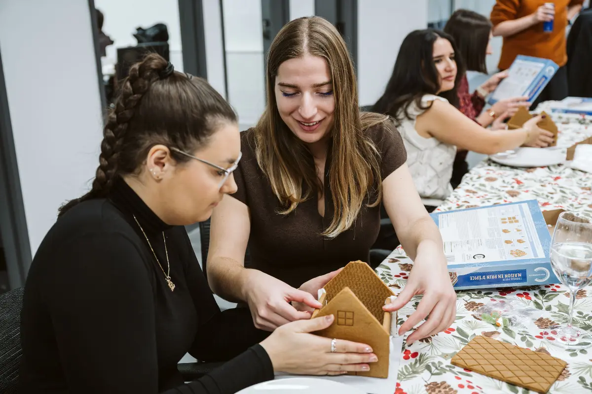 L’équipe Gestisoft décore des maisons en pain d’épices pour plonger dans la magie des Fêtes.
