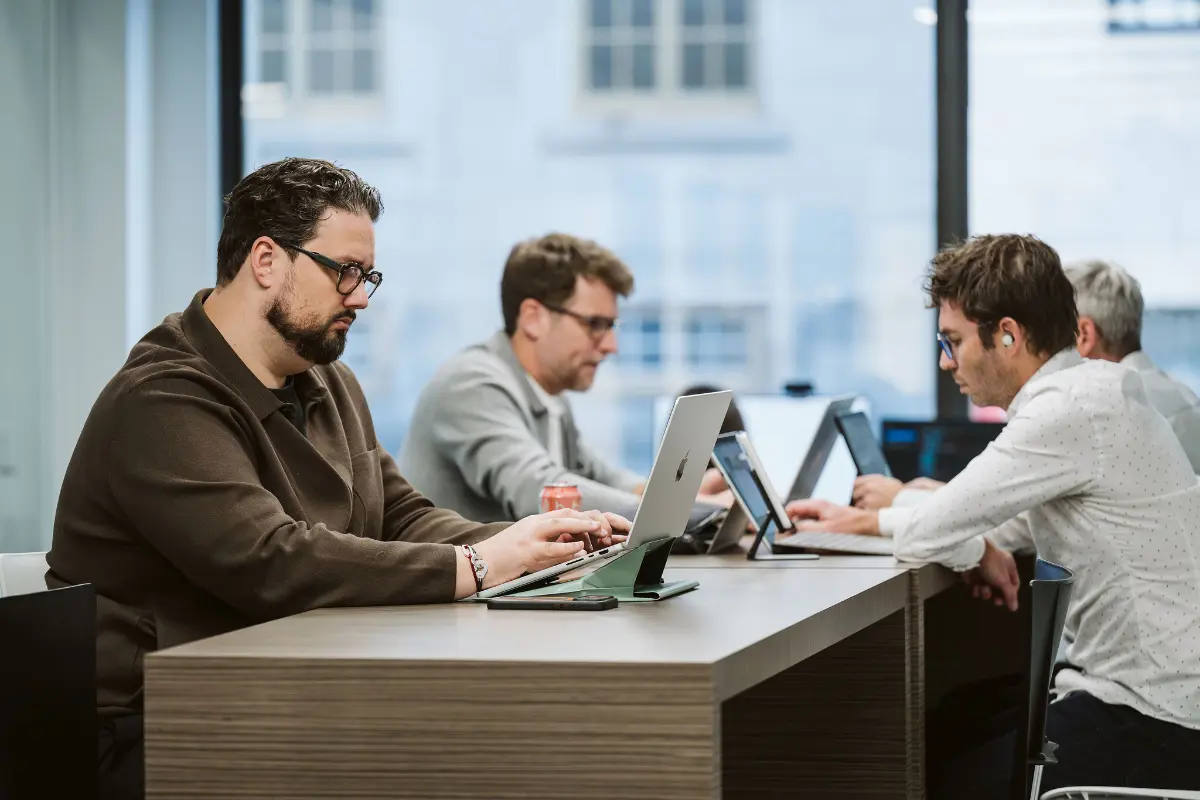 Une journée typique dans nos bureaux du Vieux‑Montréal, portée par le calme et le focus de l’équipe.