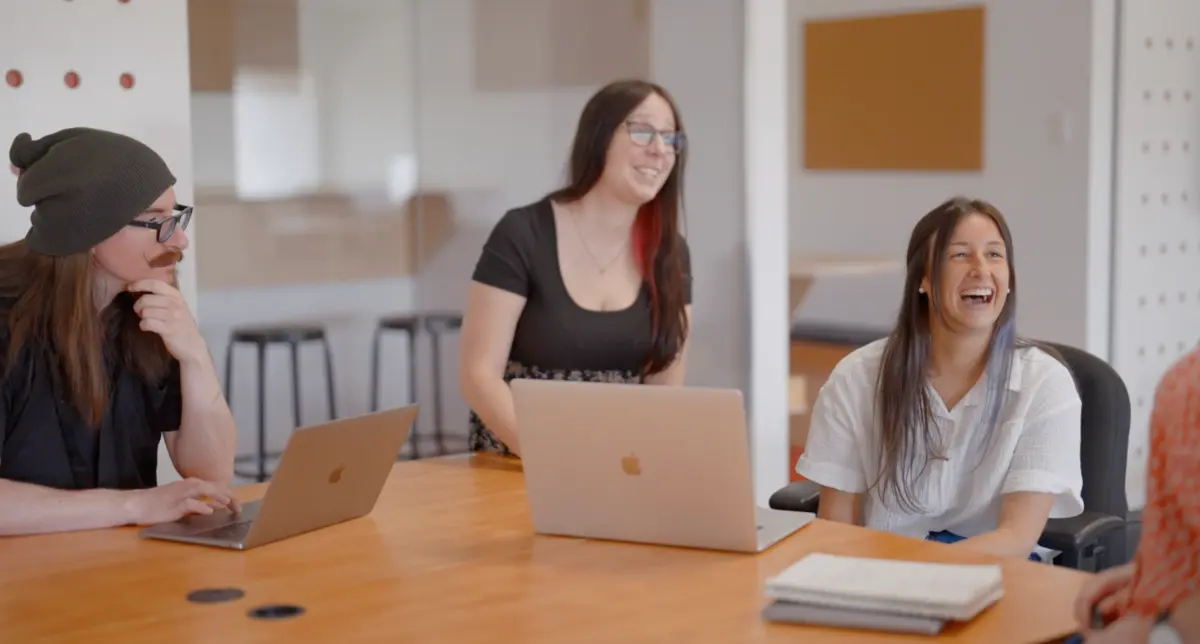 Une ambiance décontractée au bureau.