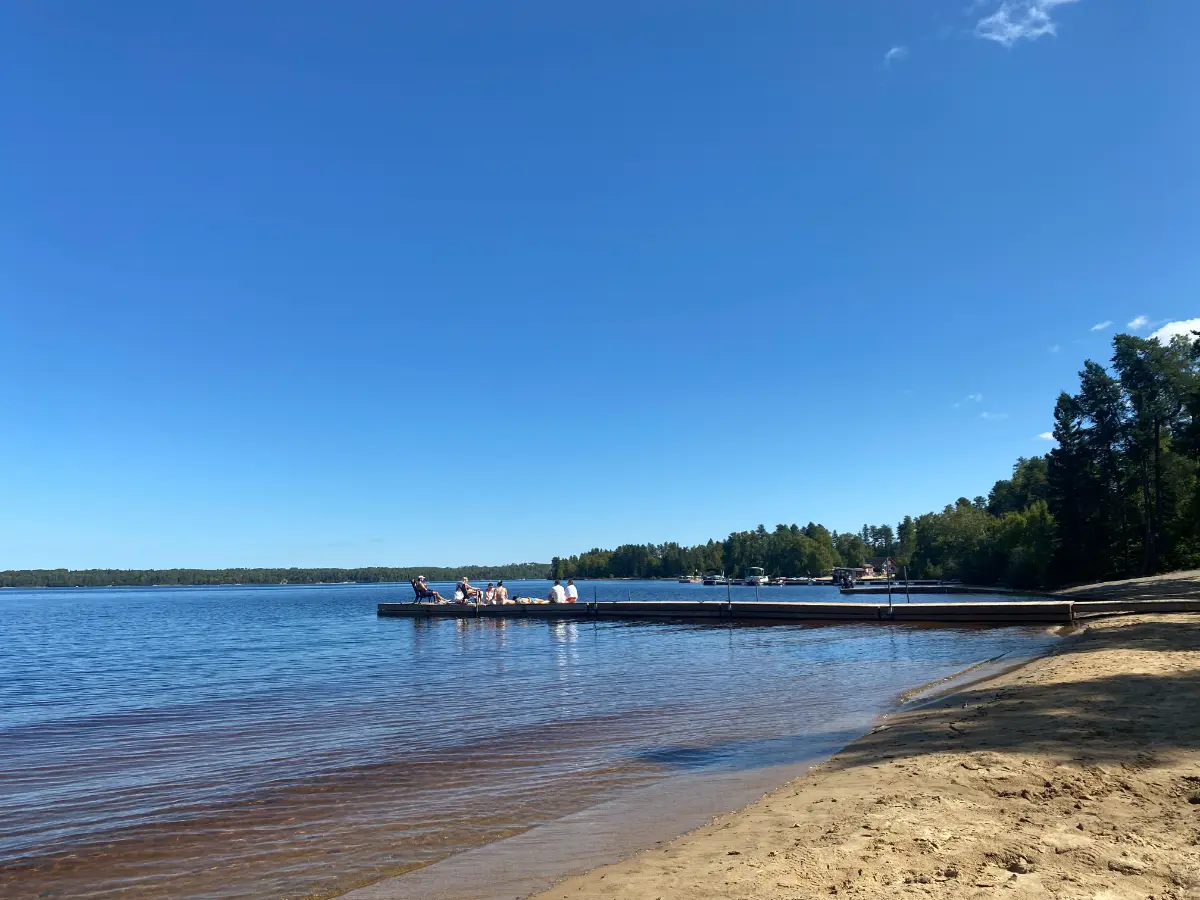 Traditionnel week-end à l'Auberge du Lac Taureau : l'équipe profite du soleil de septembre.