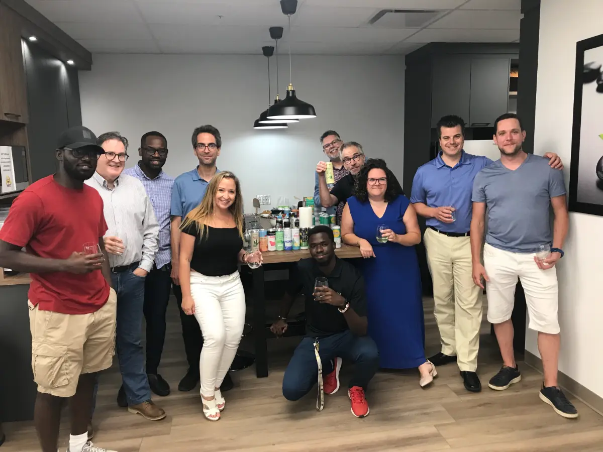 Rassemblement convivial au bureau entre rires et dégustations