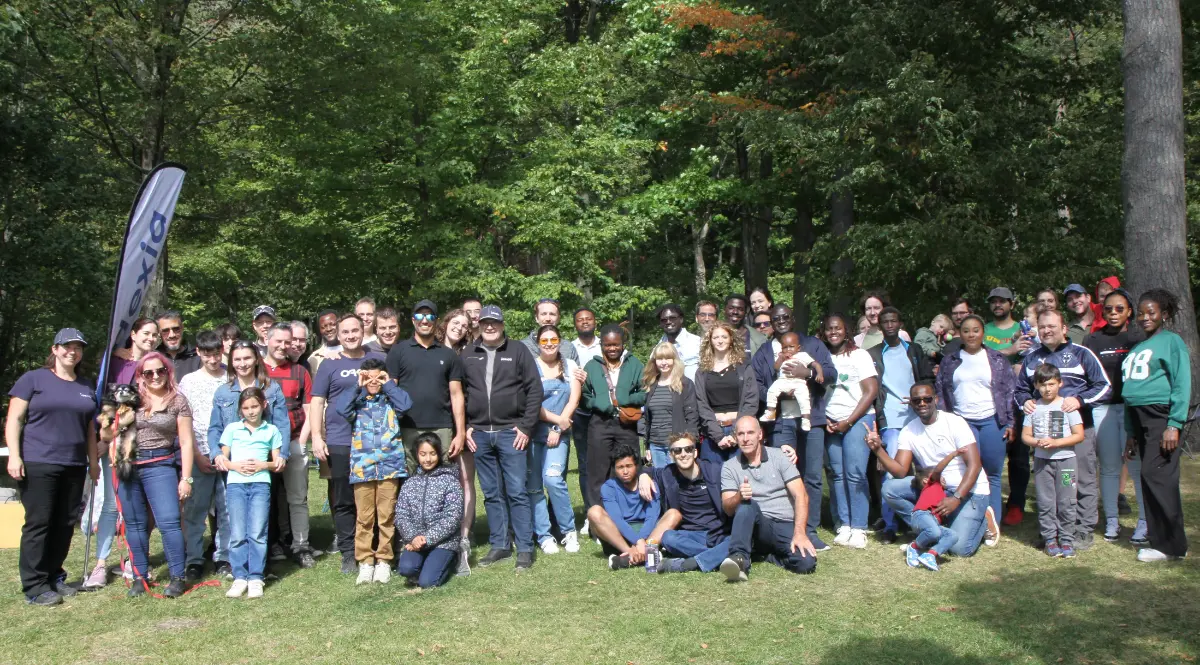 Traditionnel BBQ familial avec les leaders qui cuisinent et du plaisir garanti