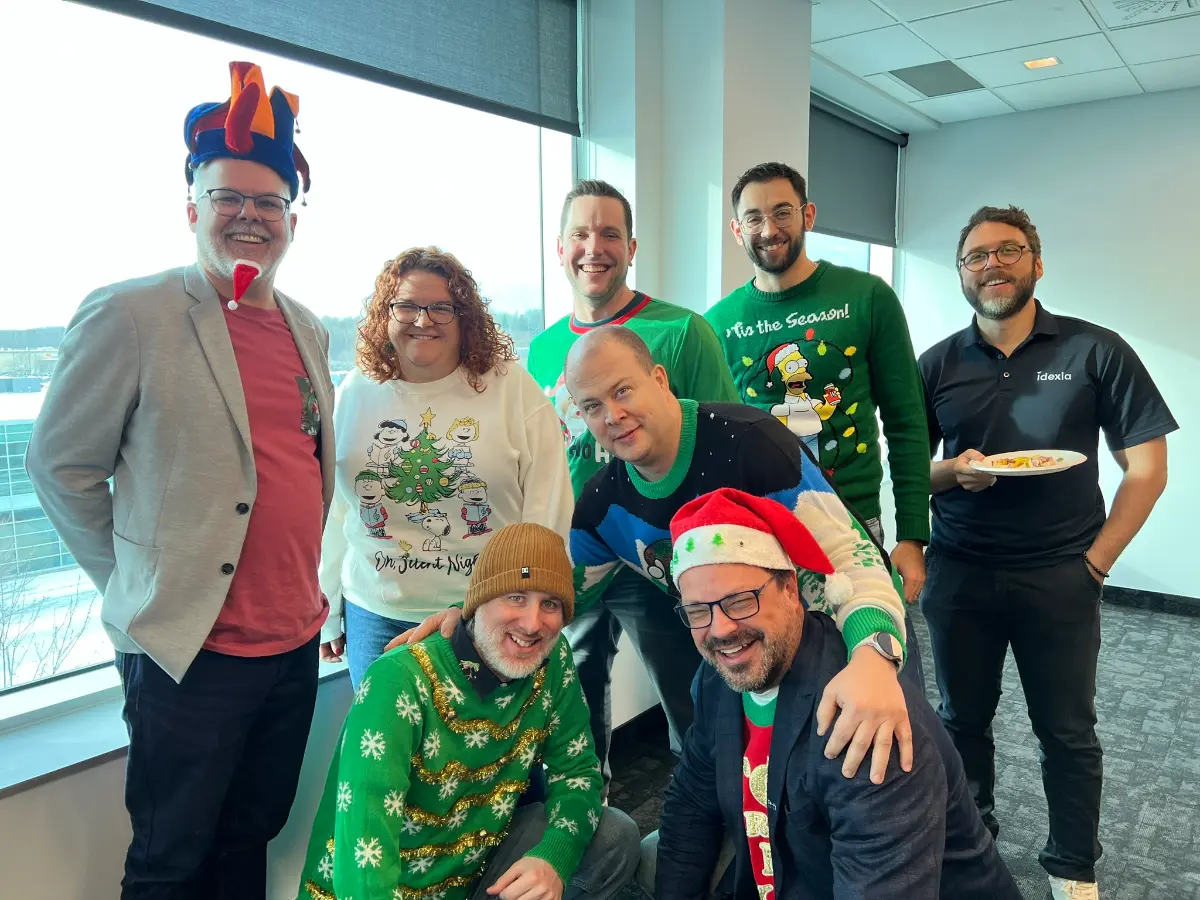 Une équipe soudée qui aime s’amuser : Ugly Sweaters et pizza au bureau
