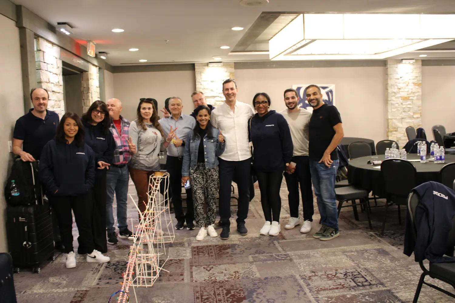 Photo de l'équipe après une activité Team building durant la retraite 2025. Ryad Faour CEO (1er en partant de la droite.