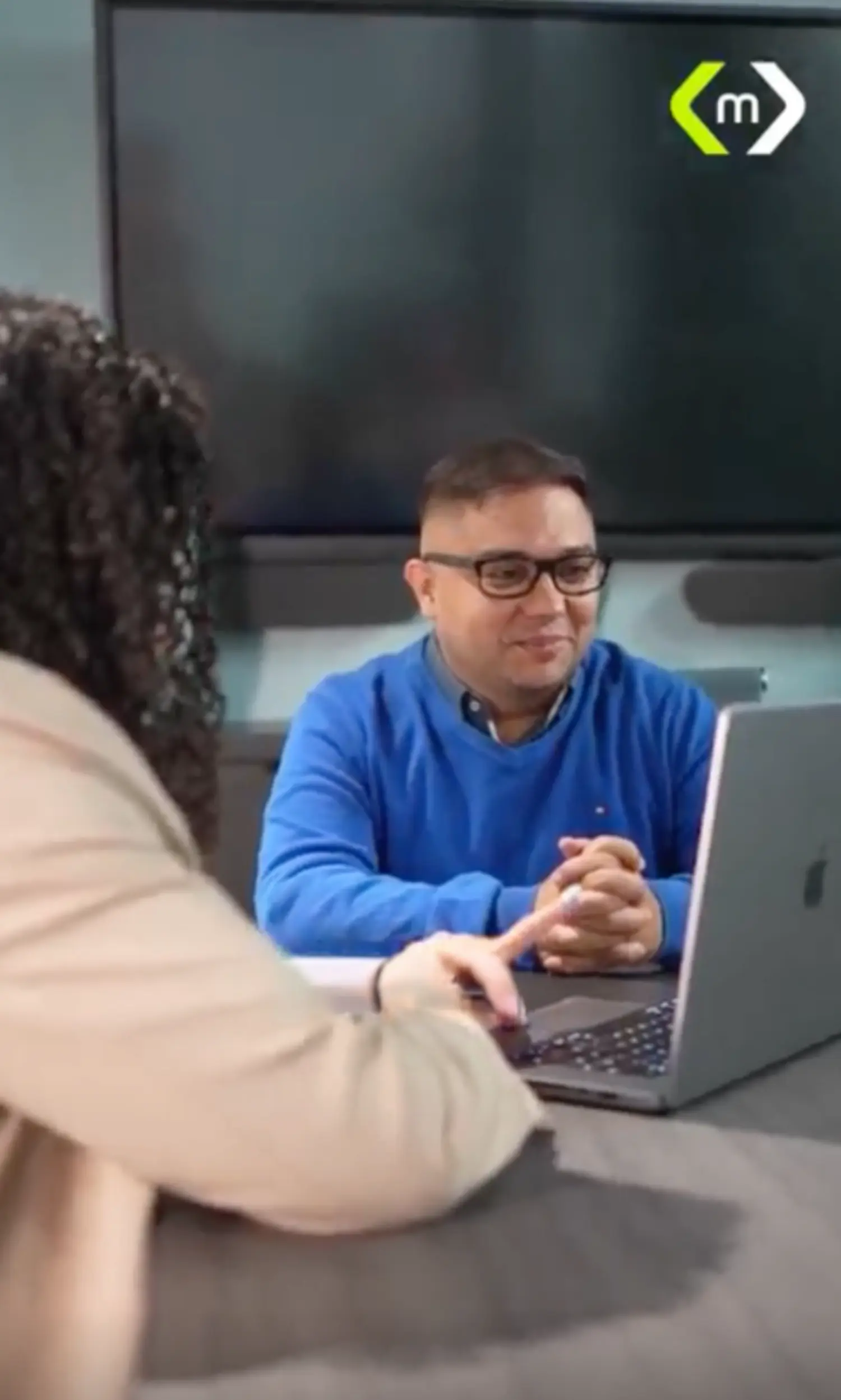 James Machado - Responsable de Recrutement chez Mykad  en session de travail avec l'équipe du Marketing