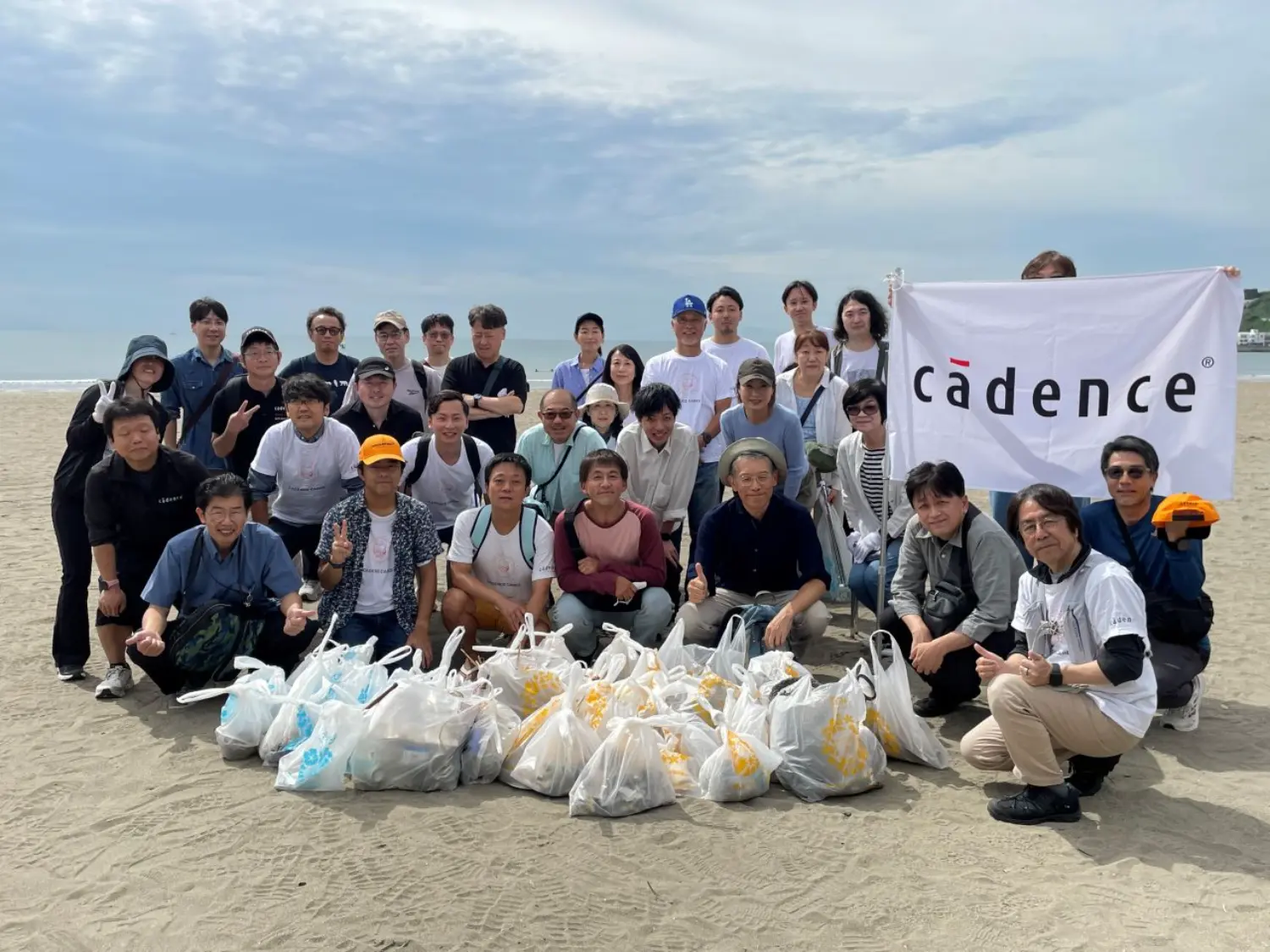 Cadence Japan employees volunteering at an environmental clean-up event.