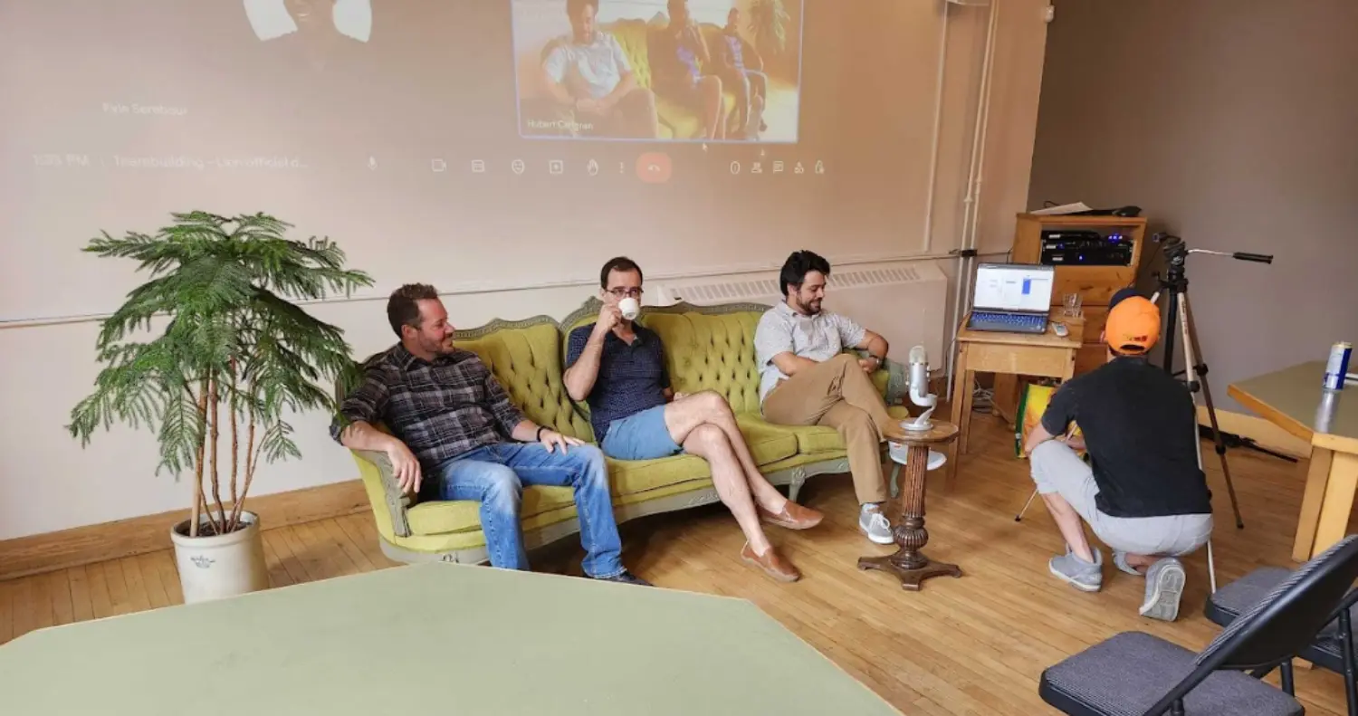 Les VPs se préparent pour une séance de AMA (ask me anything) avec les employés