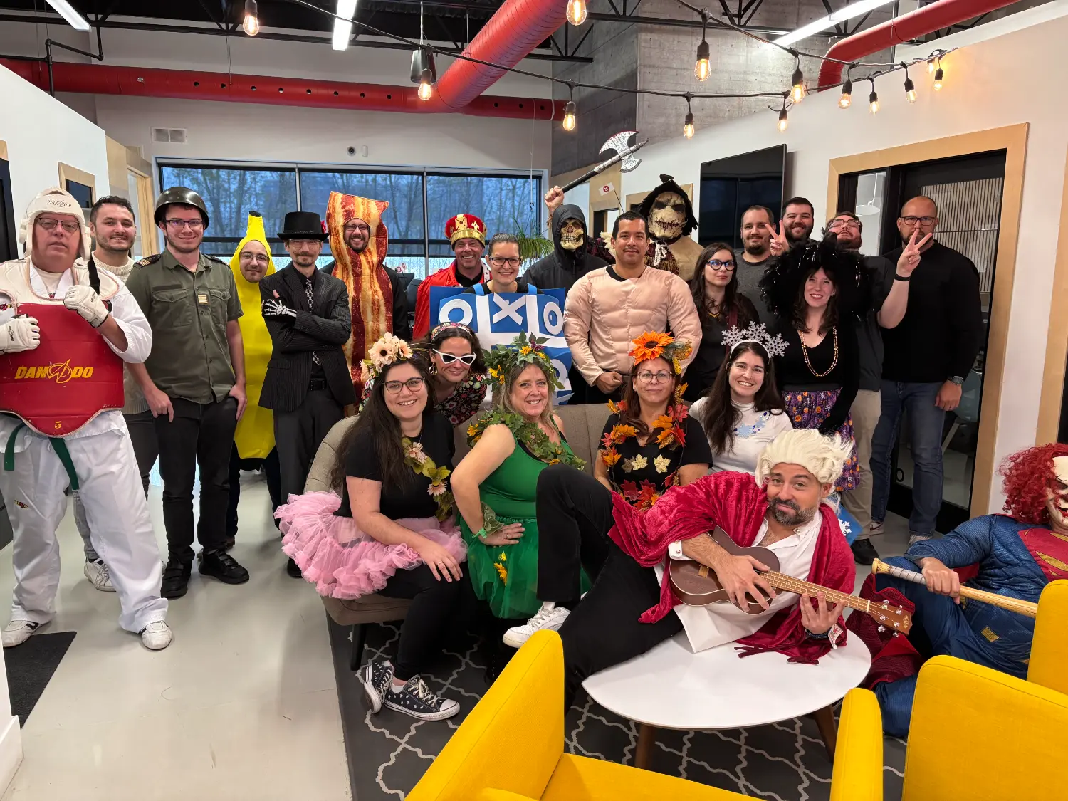 Une partie de l'équipe déguisée pour l'Halloween!