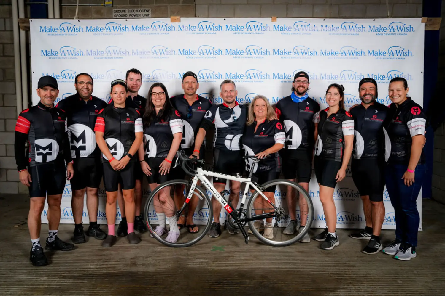 Une partie de l'équipe qui a participé à Make-A-Wish pour amasser des dons pour la fondation!
