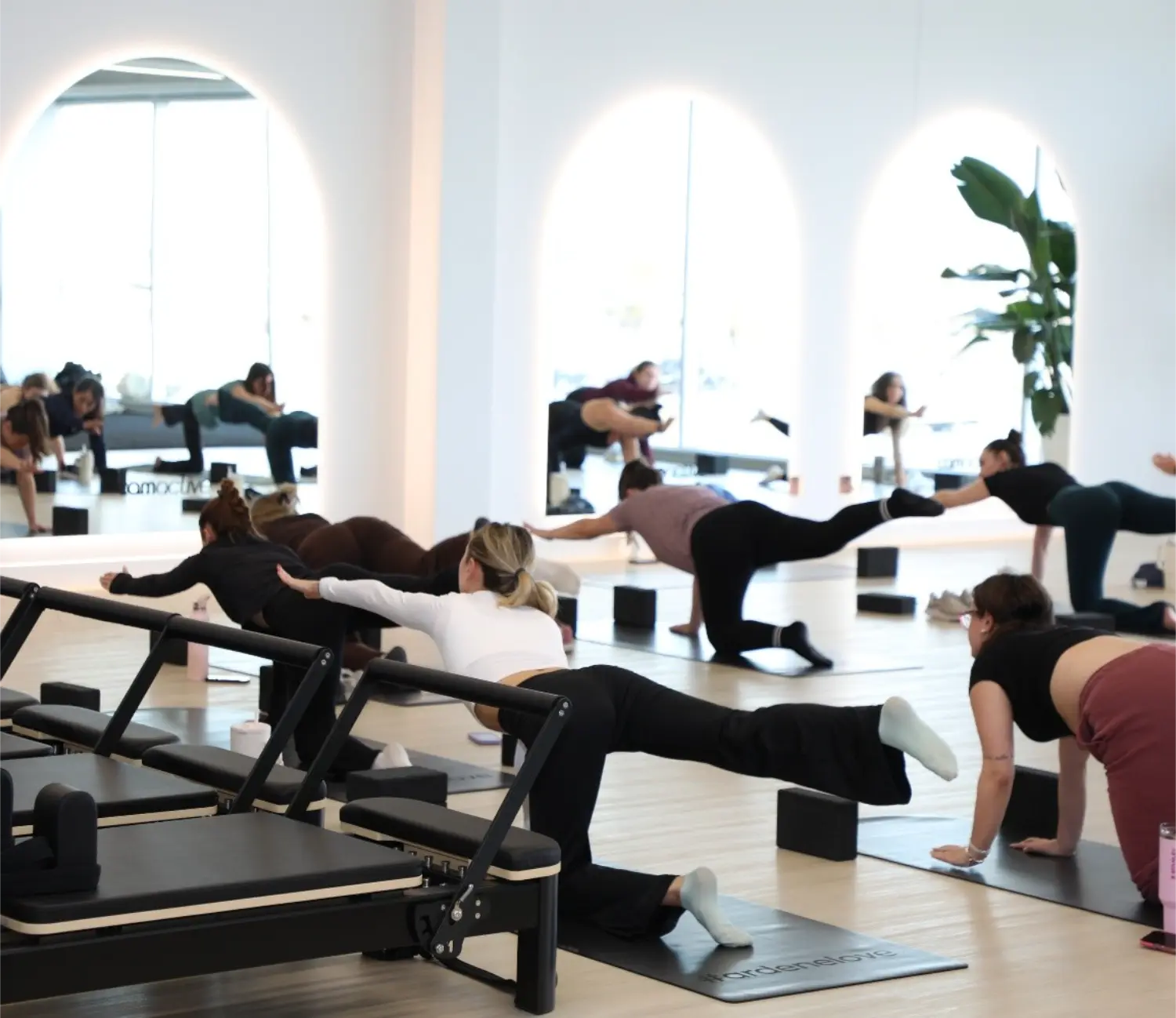 Séances de yoga tenues à notre salle d’entraînement / Wellness yoga sessions held weekly at our gym