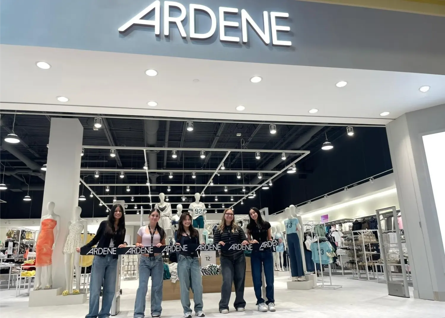 Célébration de l’ouverture d’un nouveau magasin en Ontario / Celebrating a new store opening in Ontario
