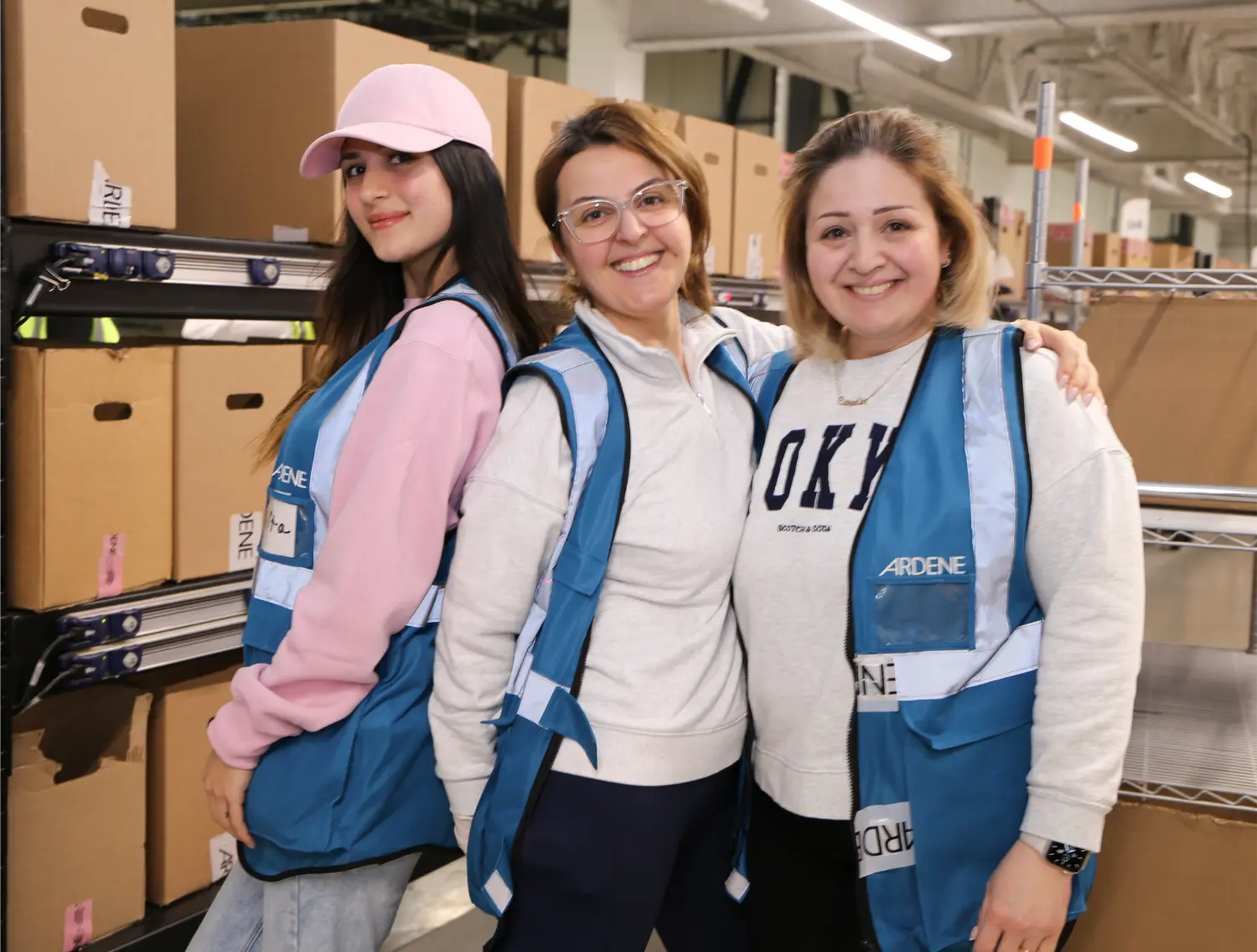 L’équipe de distribution se prépare pour le Vendredi fou / Our distribution team prepares for Black Friday