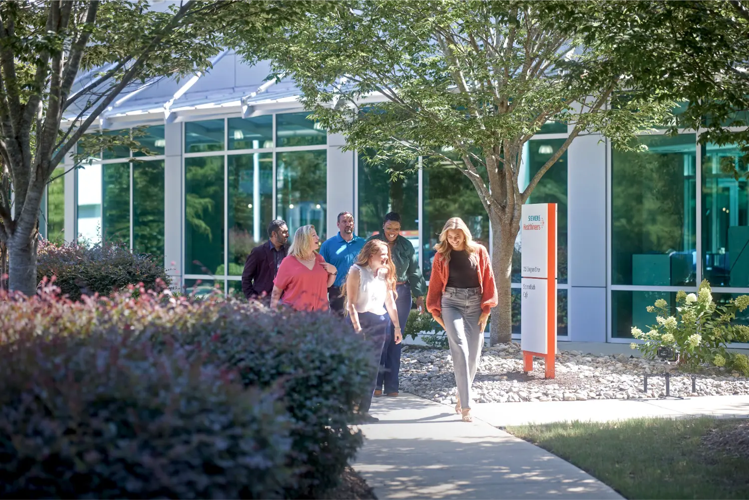 Employees collaborating at one a Siemens Healthineers campus.