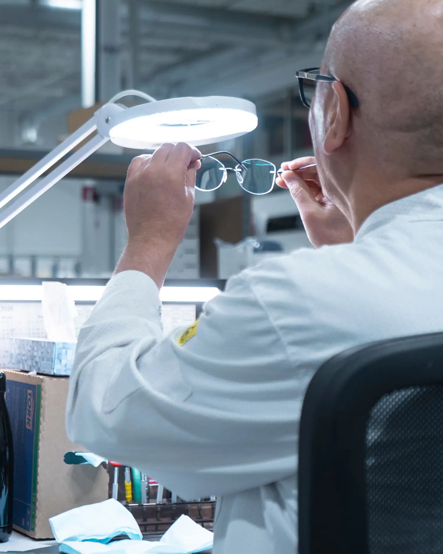 Inspection des lunettes : Chaque paire est soigneusement inspectée pour garantir une vision parfaite.