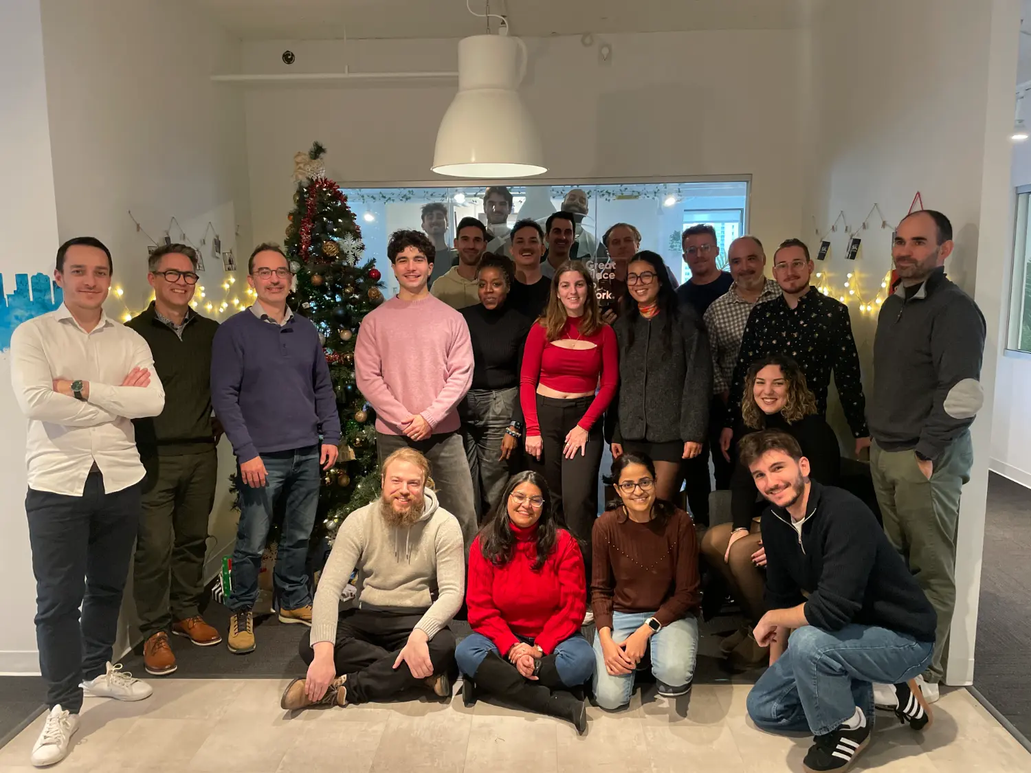 Célébration des fêtes de fin d'année 2025 autour d'un Secret Santa convivial entre collègues.
