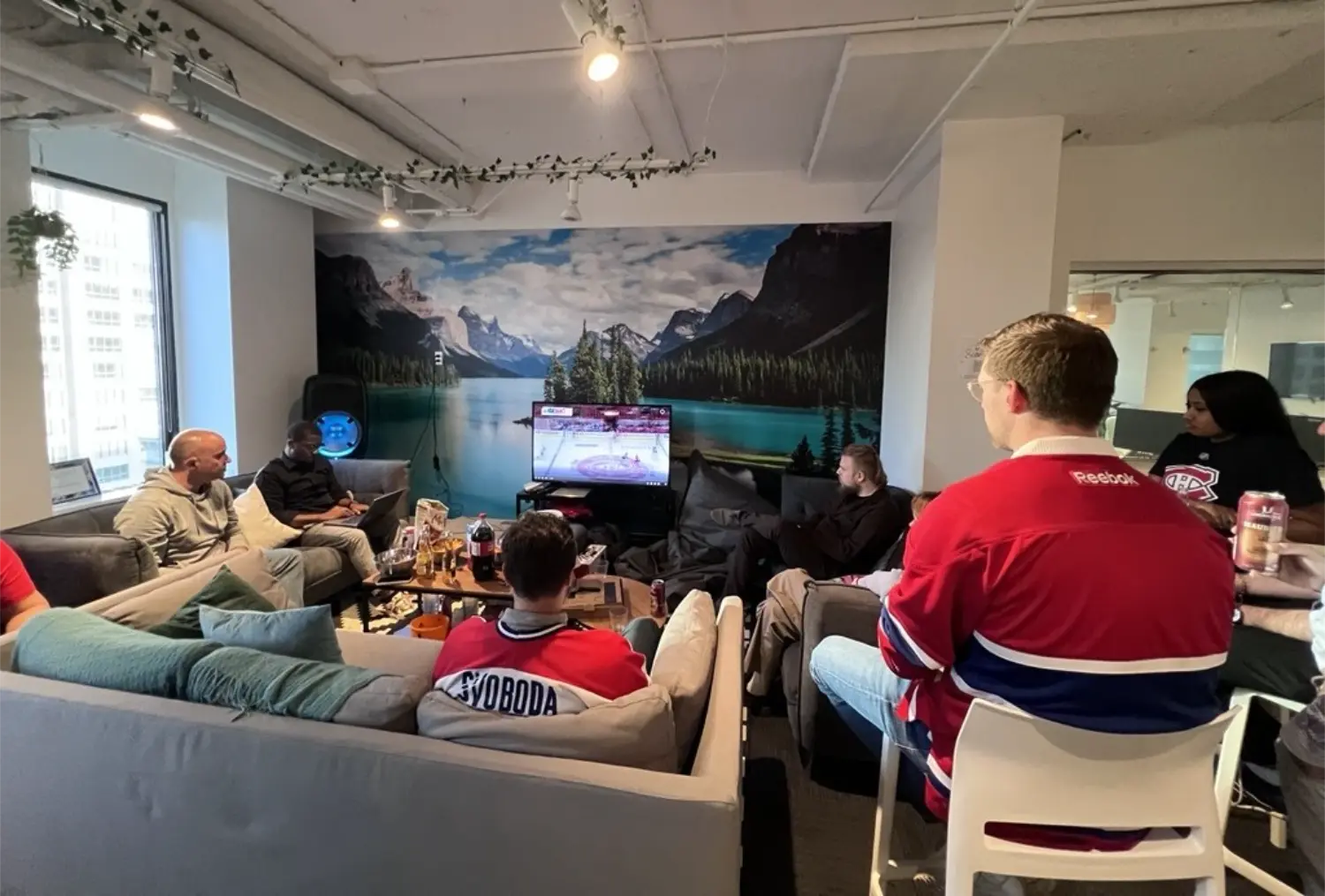 Séance de visionnage collective des phases éliminatoires du CH pour la Coupe Stanley.