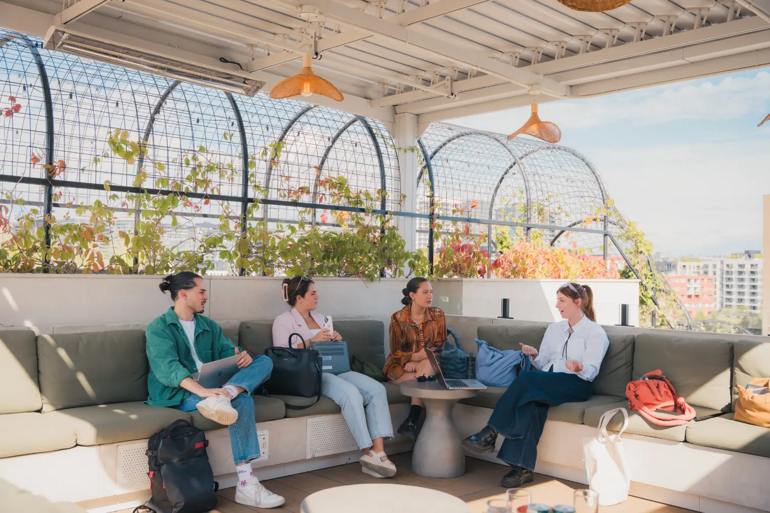 Réflexions en équipe chez Substance, nous échangeons au quotidien pour offrir les meilleures solutions à nos clients.